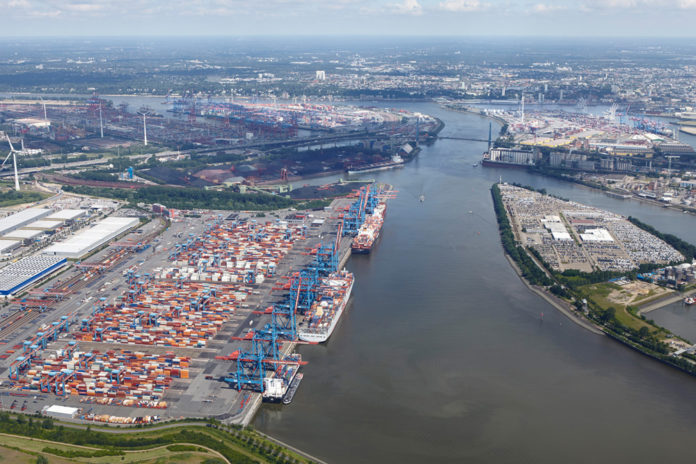 Schiffskoordination durch das HVCC im Hamburger Hafen