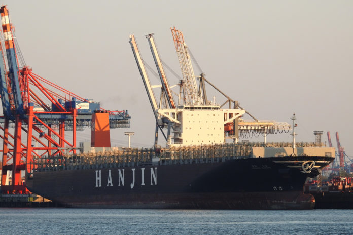 Die »Hanjin Europe« lag nach der Insolvenz der koreanischen Reederei zweieinhalb Wochen im Hamburger Hafen fest, bevor sie wieder auslaufen konnte. Foto: Thomas Wägener