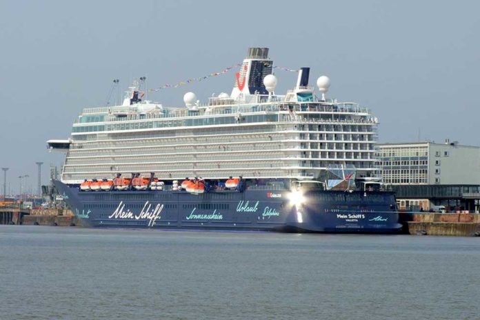 TUI, TUI Cruises, »Mein Schiff 5« von TUI Cruises in Bremerhaven