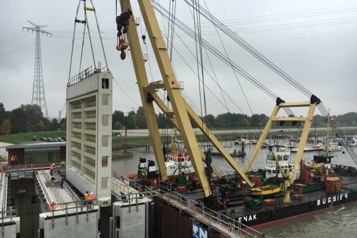 Während der Arbeiten an der Nesserlander Schleuse steht den Schiffen in Emden nur die große Seeschleuse zur Verfügung