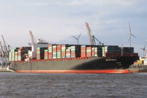 Das Containerschiff »ZIM Rotterdam« im Hamburger Hafen