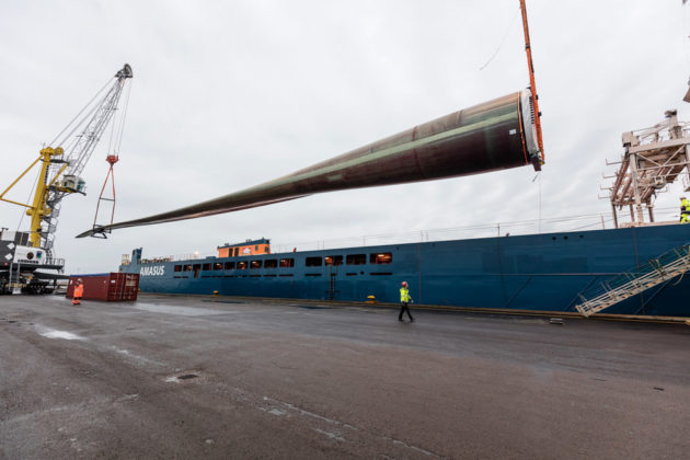 Bevor das weltgrößte Windturbinenblatt an Bord eines Amasus-Frachters gebracht werden konnte, musste es erst per Lkw in den Hafen von Esbjerg gebracht werden