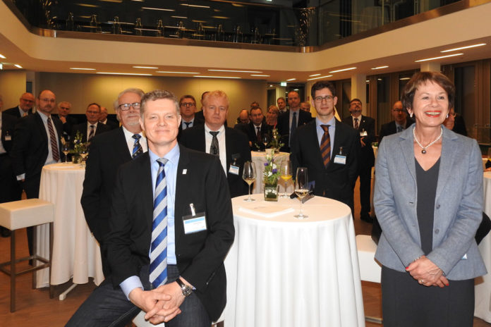 Mehr als 50 geladene Gäste aus der maritimen Wirtschaft waren bei der Jubiläumsfeier des DIN in Hamburg anwesend