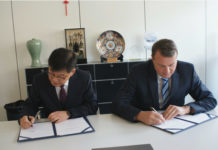 K. D. Lee (left), Executive Vice President, HHI and Martin Wernli, CEO, WinGD, are signing the extension of the licence agreement