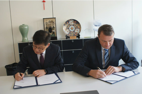 K. D. Lee (left), Executive Vice President, HHI and Martin Wernli, CEO, WinGD, are signing the extension of the licence agreement