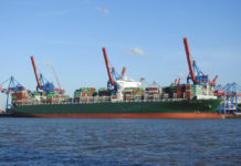 Nach einer Kollision mit einer Containerbrücke wird die »Thalassa Tyhi« am Athabaskakai in Hamburg repariert