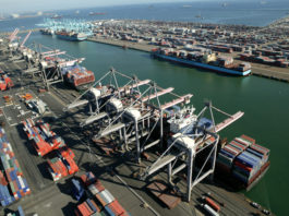 Containerterminal im Hafen Los Angeles, USA