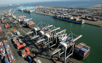 Containerterminal im Hafen Los Angeles, USA