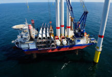 Das Errichterschiff »Sea Challenger« wird beim Aufbau des Offshore-Windparks Merkur Offhore genutzt