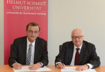 Hans-Heinrich Witte (l.) und Wilfried Seidel unterzeichnen den Kooperationsvertrag für das neue Studium »Bauingenieurwesen«. Foto: HSU