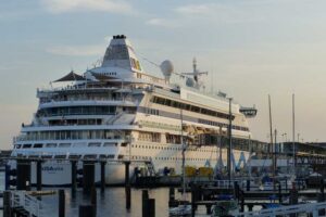»AIDAvita« am Kieler Ostseekai