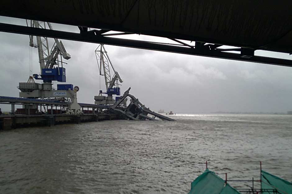 Die rund 1.000 t schwere Umschlagbrücke an der Kohlepier in Wilhelmshaven wurde vom Orkan ins Wasser gerissen und komplett zerstört