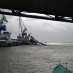 Die rund 1.000 t schwere Umschlagbrücke an der Kohlepier in Wilhelmshaven wurde vom Orkan ins Wasser gerissen und komplett zerstört