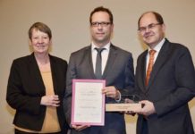André Machatzky (Mitte), Leiter Investitionen, nahm die Auszeichnung von Bundesumweltministerin Barbara Hendricks und Bundesverkehrsminister Christian Schmidt in Empfang