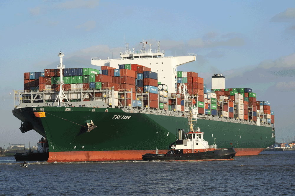 Die »Triton« der Reederei Costamare im Hamburger Hafen
