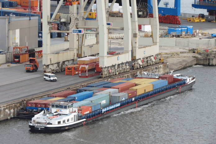 Die Hamburg Port Authority (HPA) verlaangt künftig Hafenentgelte von Binnenschiffern