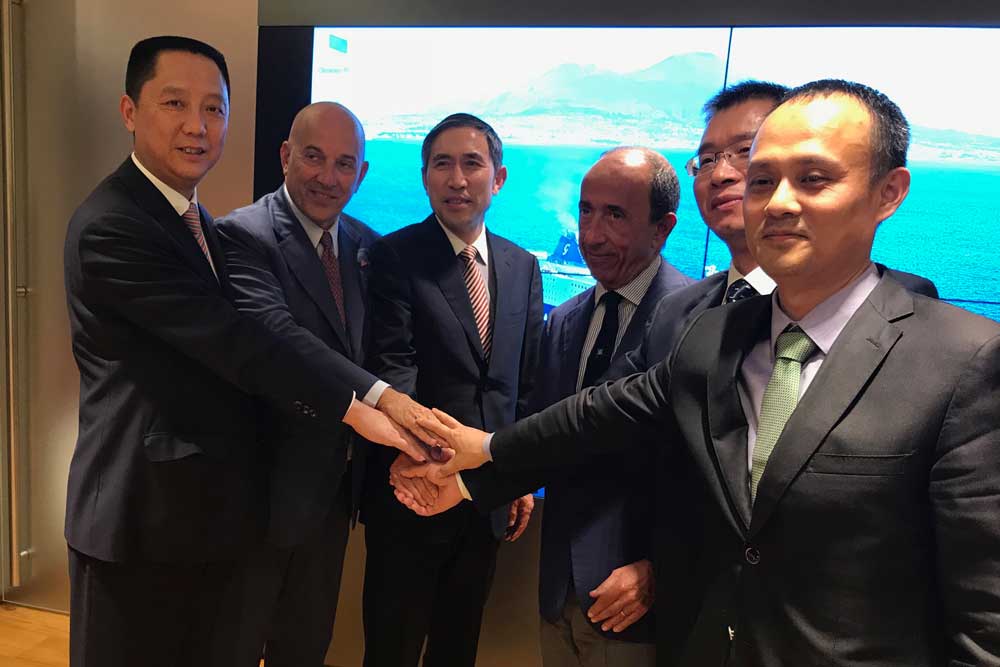 v.l. Jiang Fuhai, Executive Director & General Manager of CSC Nanjing Jinling Shipyard, Emanuele Grimaldi, Managing Director of Grimaldi Group; Ge Biao, Senior Advisor of China Changjiang National Shipping Group (CSC), Gianluca Grimaldi, President of Grimaldi Group; Jiang Qinghua, Vice General Manager of China Changjiang National Shipping Group (CSC), Ding Jianliang, Vice General Manager of CSC Nanjing Jinling Shipyard (Foto: Grimaldi)