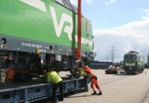 Die Lokomotiven werden am Seelandkai für den Transport nach Übersee vorbereitet