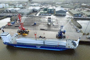 Der neue Hafenmobilkran von Liebherr für die Shannon Foynes Port Company kam auf dem Seeweg nach Irland