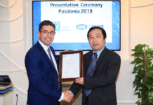 Nick Brown (l.), LR’s Marine & Offshore Director presenting the AiP to Chen Gang, Commercial Director of SWS