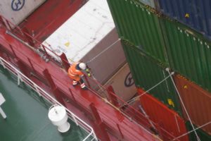 Lascharbeiten: Die Ladungsbereiche gelten zusammen mit dem Maschinenraum als relativ unfallträchtig. (Foto: Hollmann), Laschen, Container, Safety, Crew, Seeleute