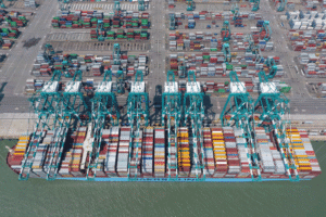 Maersk-Containerschiff im Hafen von Tanjung Pelepas, Malaysia