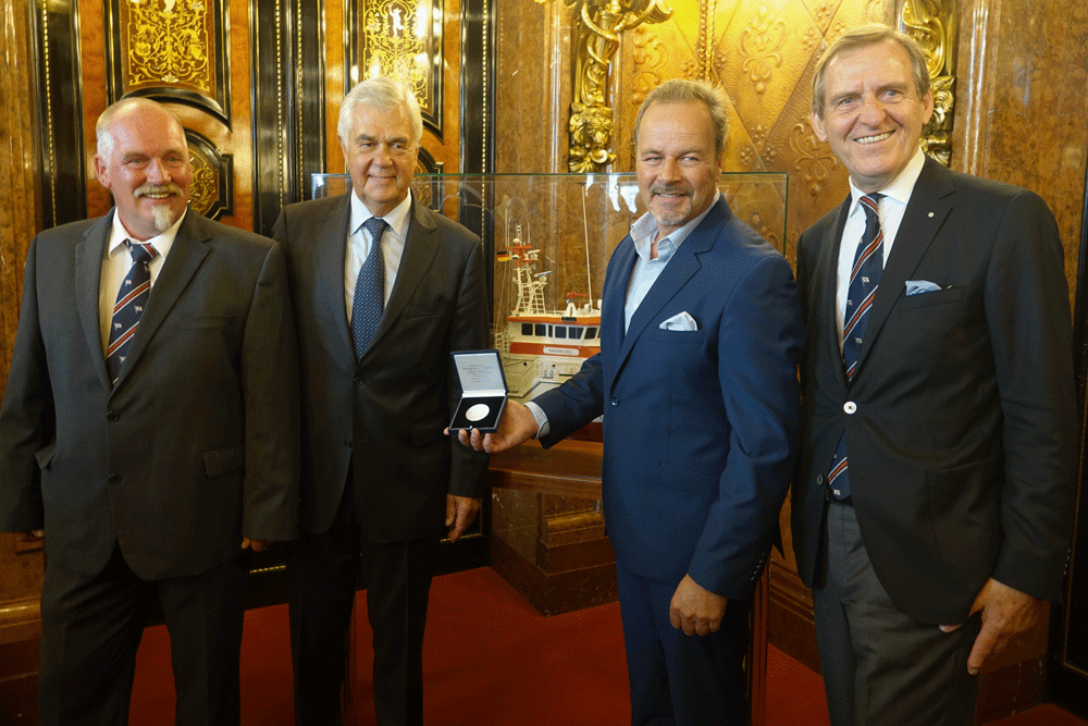 v.l.: Vormann Ralf Brinker, Wirtschafssenator Frank Horch, Schauspieler und DGzRS-Botschafter Till Demtrøder und Vorsitzer Gerhard Harder.