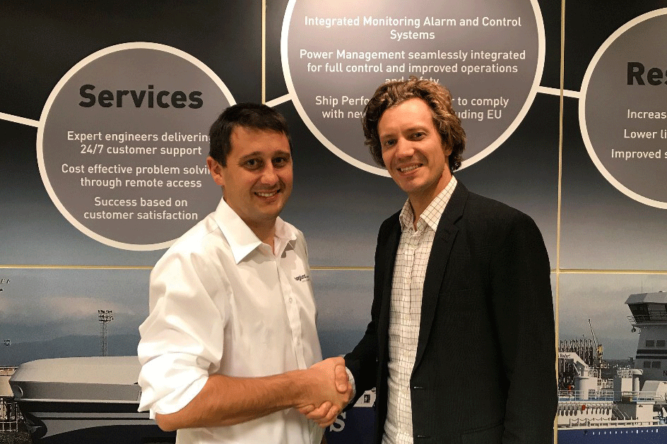 Aleksander Beckmann (li.), Aftermarket Sales and Services Manager bei Høglund, und Sindre Stemshaug Bornstein, CCO von Yxney Maritime, bei der Unterzeichnung