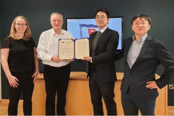 Joanne Pauline CCSO (Company Cyber Security Officer) Songa Shipmanagement, Kenneth MacLeod, CEO Songa Shipmanagement, Jeoungkyu Lim and Kaemyoung Park, Team Leader from KR's Cyber Certification Team (v.l.)