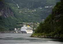 Kreuzfahrschiff im Geirangerfjord