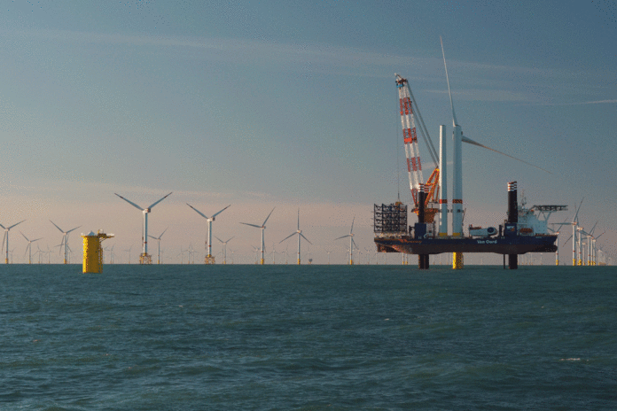Die »Aeolus« arbeitet am Offshore-Windpark »Norther«