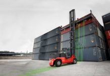 Der vollelektrische Leercontainer-Stapler von Kalmar kann vier Boxen übereinander transportieren