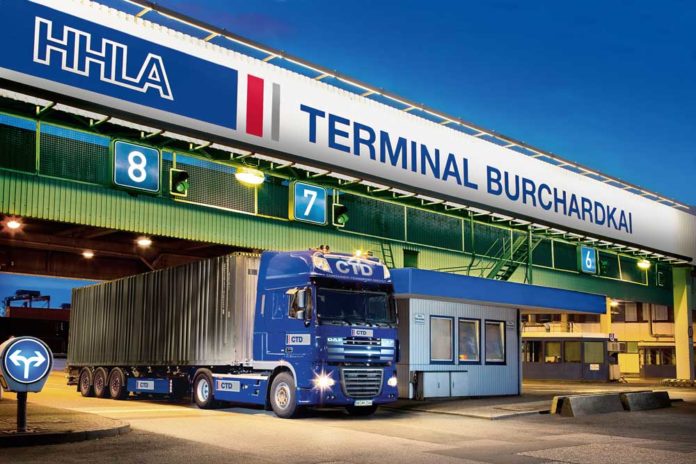 Ein großer Teil der Containertransporte auf den Terminals der HHLA im Hamburger Hafen erfolgt nachts