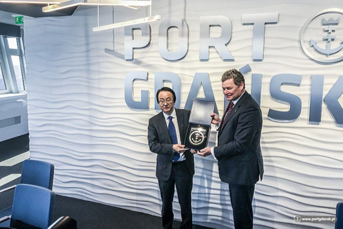 Tao Chengbo, Vice-President of the Board at the Port of Ningbo-Zhoushan und Lukasz Greinke, President of the Port of Gdansk Authority