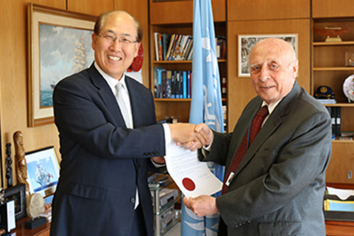 IMO-Generalsekretär Kitack Lim (l.) und Victor Camilleri, Ständiger Vertreter Maltas bei der IMO