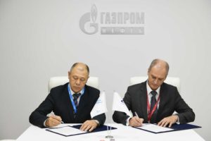 Andrey Vasiliev (l.) und Igor Tonkovidov, unterzeichnen die Vereinbarung über die Zusammenarbeit