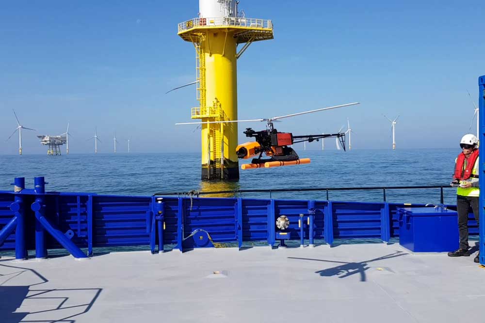 Mit der Hubschrauber-Drohne Aero-SensorCopter führt Aero Enterprise nun auch Inspektionen von Offshore-Anlagen durch