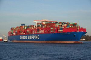 Die »COSCO Shipping Aries« ist 400 m lang und hat eine Kapazität von rund 20.000 TEU