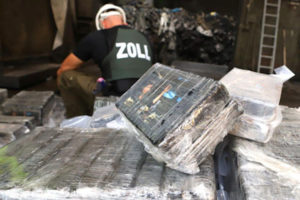 Zoll findet Kokain auf Containerschiff