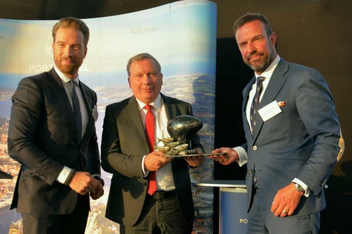 Norbert Brackmann (Mitte) erhält von Dirk Claus (r.), Geschäftsführer Port of Kiel, den Kieler Hafenpreis. Auch Jens B. Knudsen (l.), Gesellschafter von Sartori & Berger, gratuliert