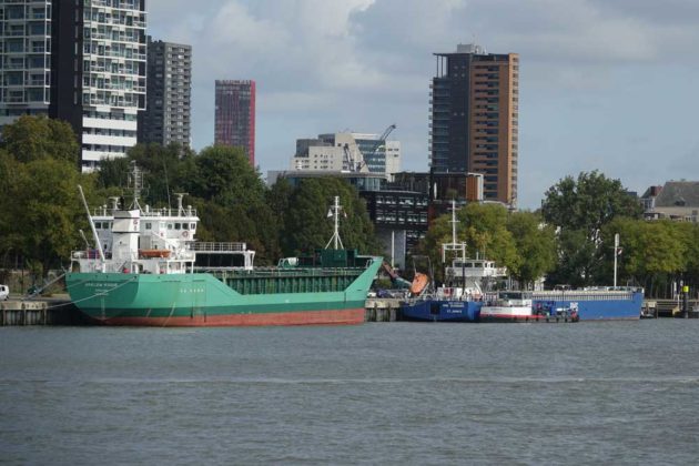 An der Parkkade in Rotterdam machen Küstenschiffe fest
