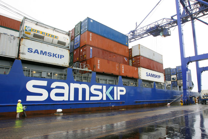 Samskip Containerschiff Umschlag
