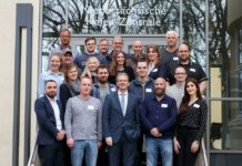 NPorts-Geschäftsführer Holger Banik (vorne Mitte), zeigt den 25 Neueinsteigern die Firmenzentrale in Oldenburg