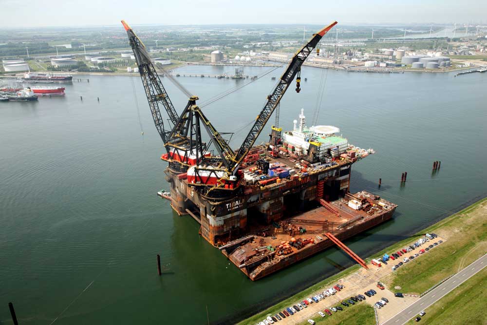 Die »Thialf« von Heerema ist eines der weltweit größten Kranschiffe