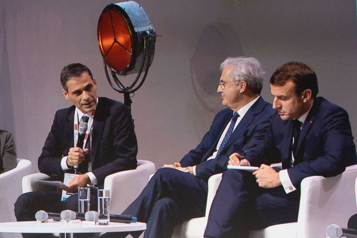 Rodolphe Saadé (l.), CEO von CMA CGM, auf der Assises de l'Economie de la Mer im Gespräch mit Emmanuel Macron