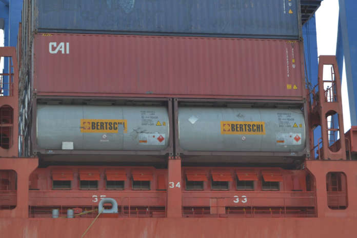 Tankcontainer-auf-Containerschiff-Selzer