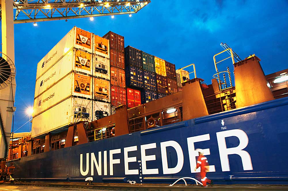 Unifeeder Containerschiff am Kai