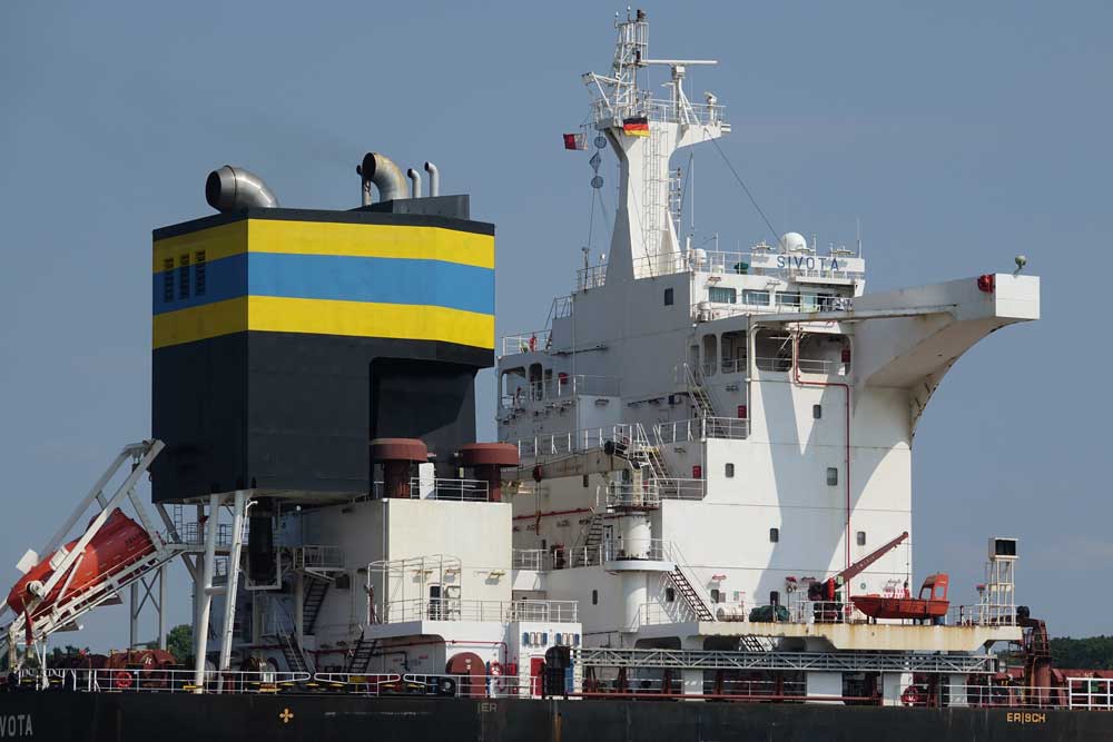 Capesize-Bulker »Sivota« mit Scrubber (Rückansicht). © Wägener