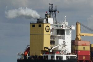 Eimissionen, Schornstein,MSC Containerschiff mit Scrubber