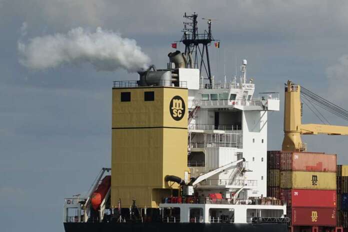 Eimissionen, Schornstein,MSC Containerschiff mit Scrubber